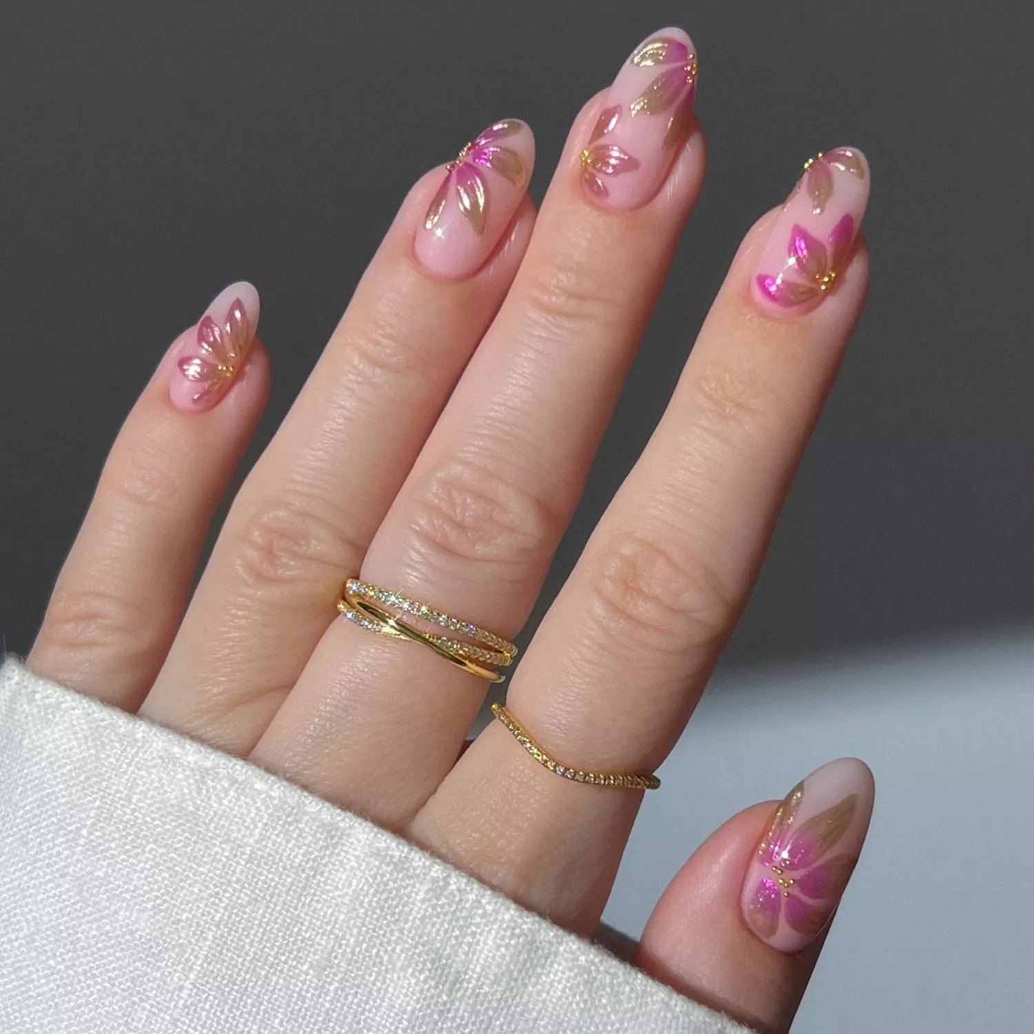 nails with pink chrome 3d flowers